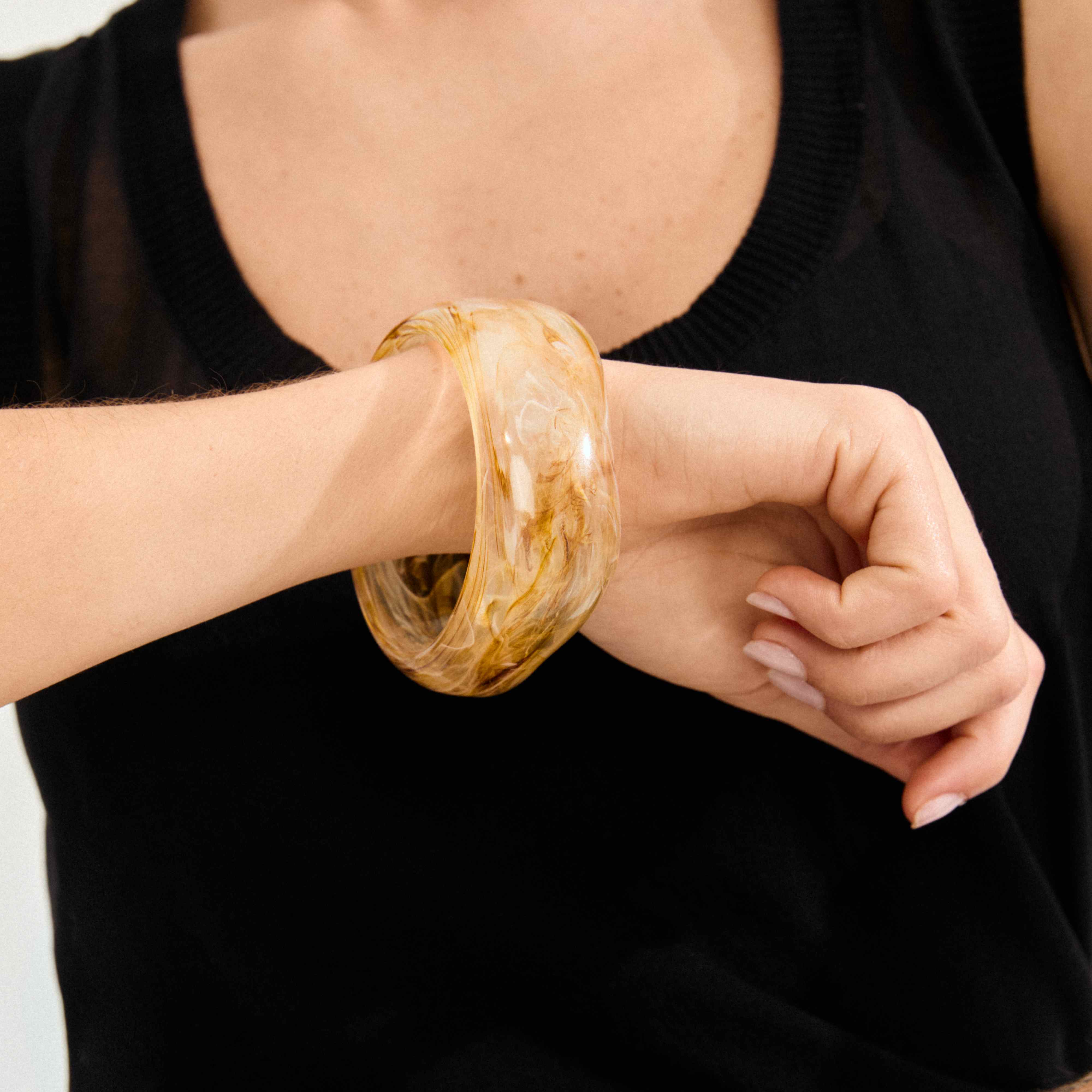 AASE recycled maxi acrylic bangle bracelet marble beige - Image 2
