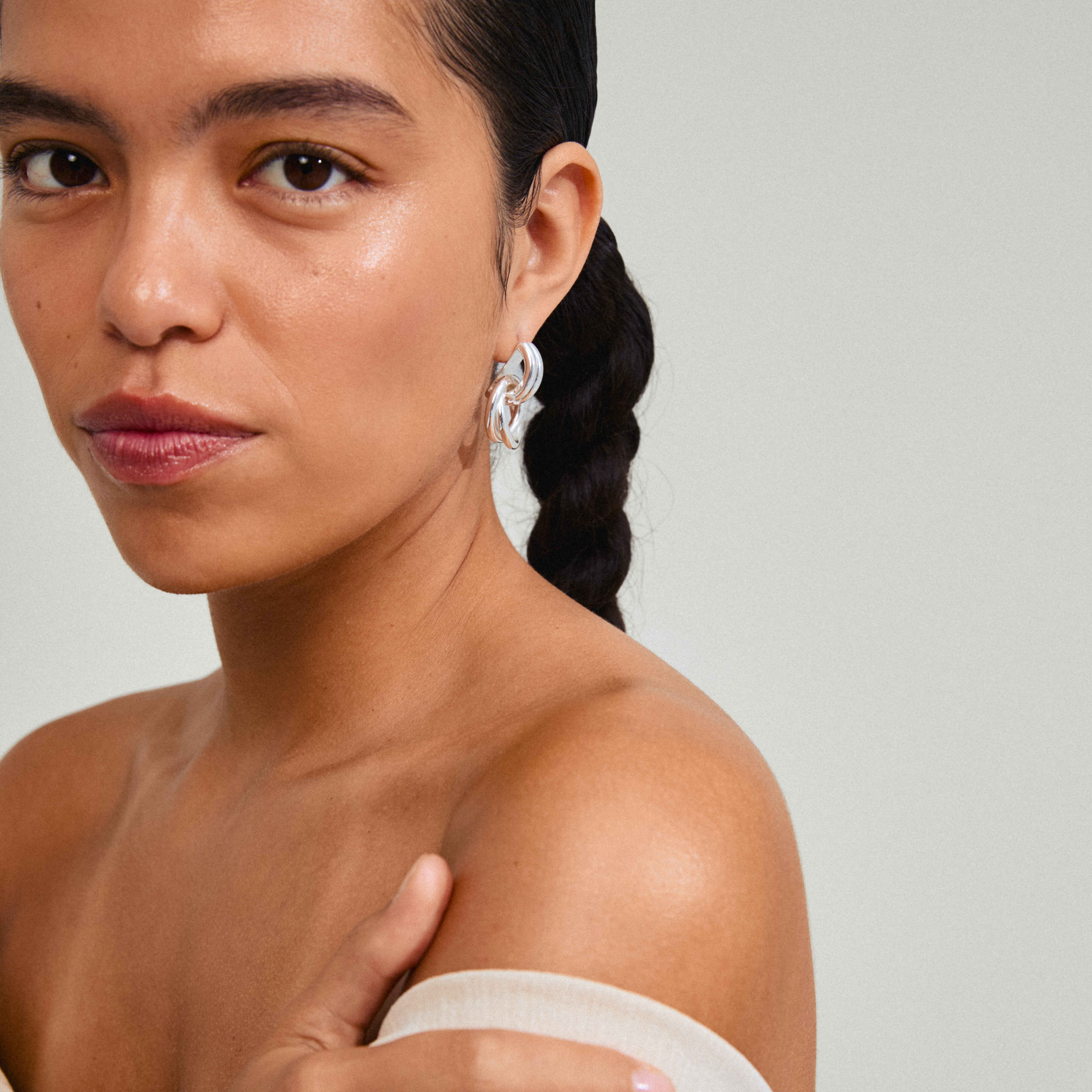AGNI recycled knot hoop earrings - Image 5