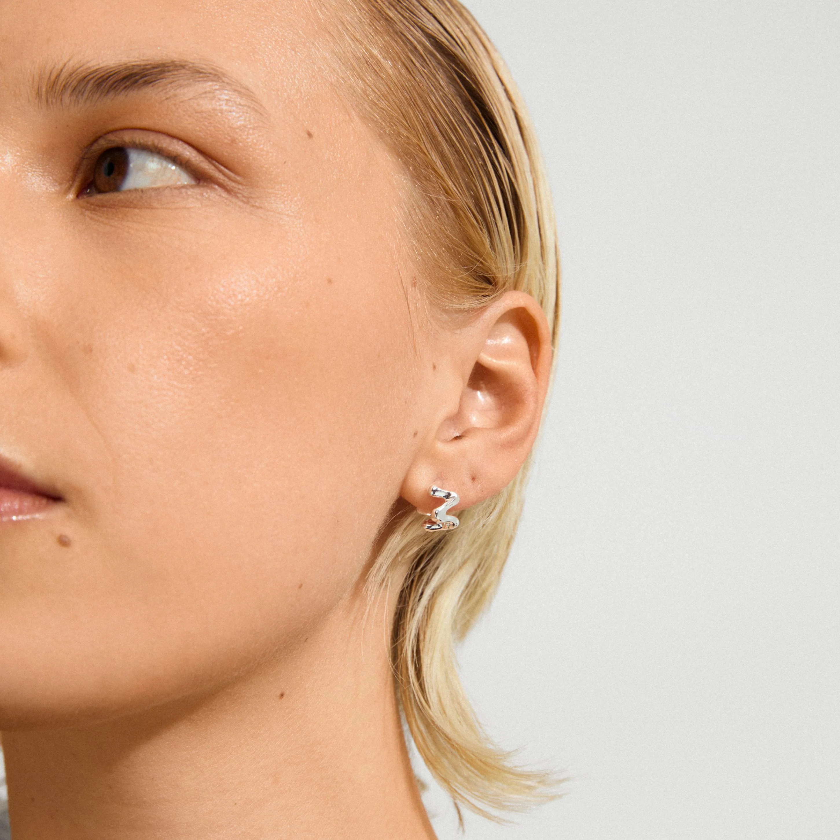 AIKO recycled wavy hoop earrings - Image 4