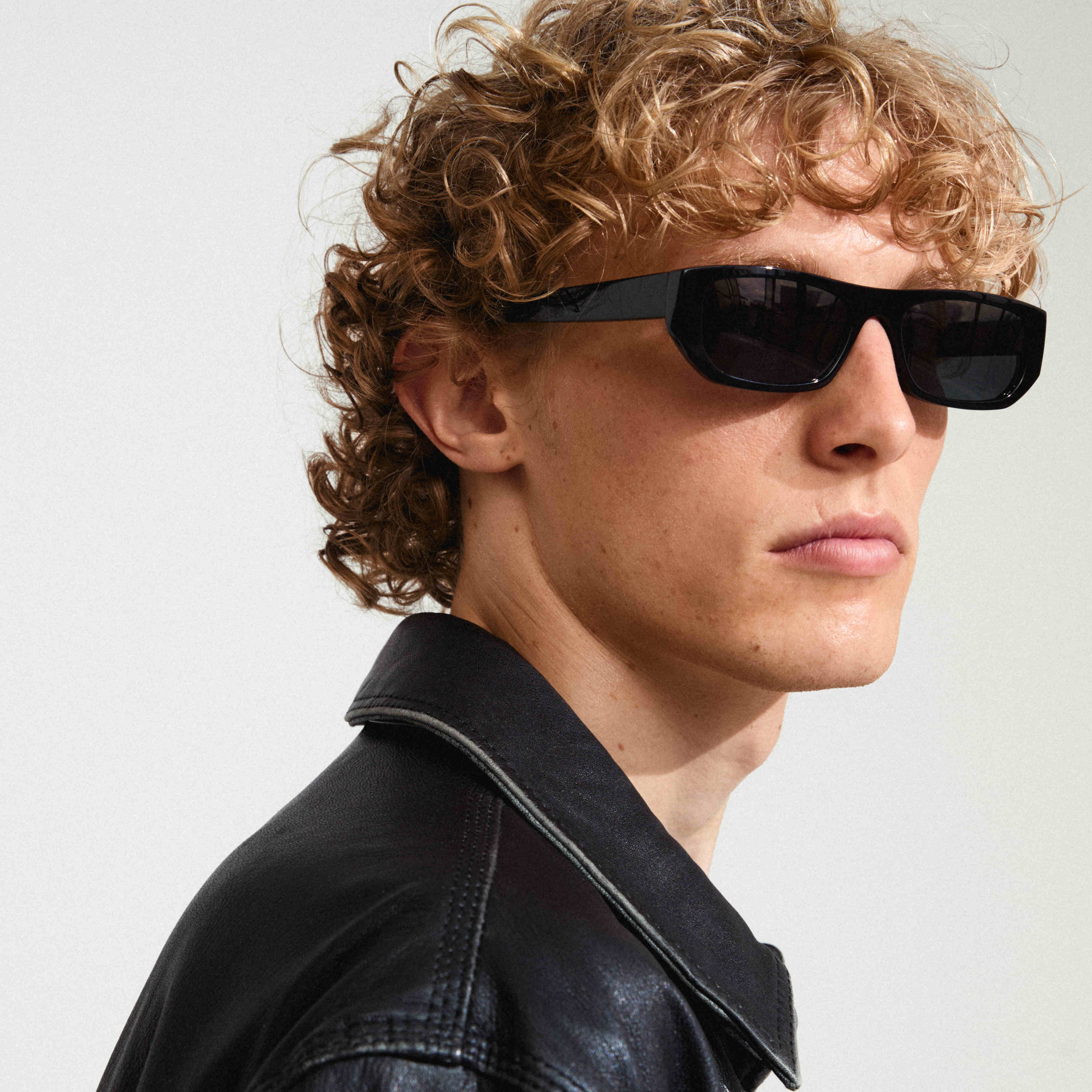 AINSLEY recycled sunglasses black - Image 4