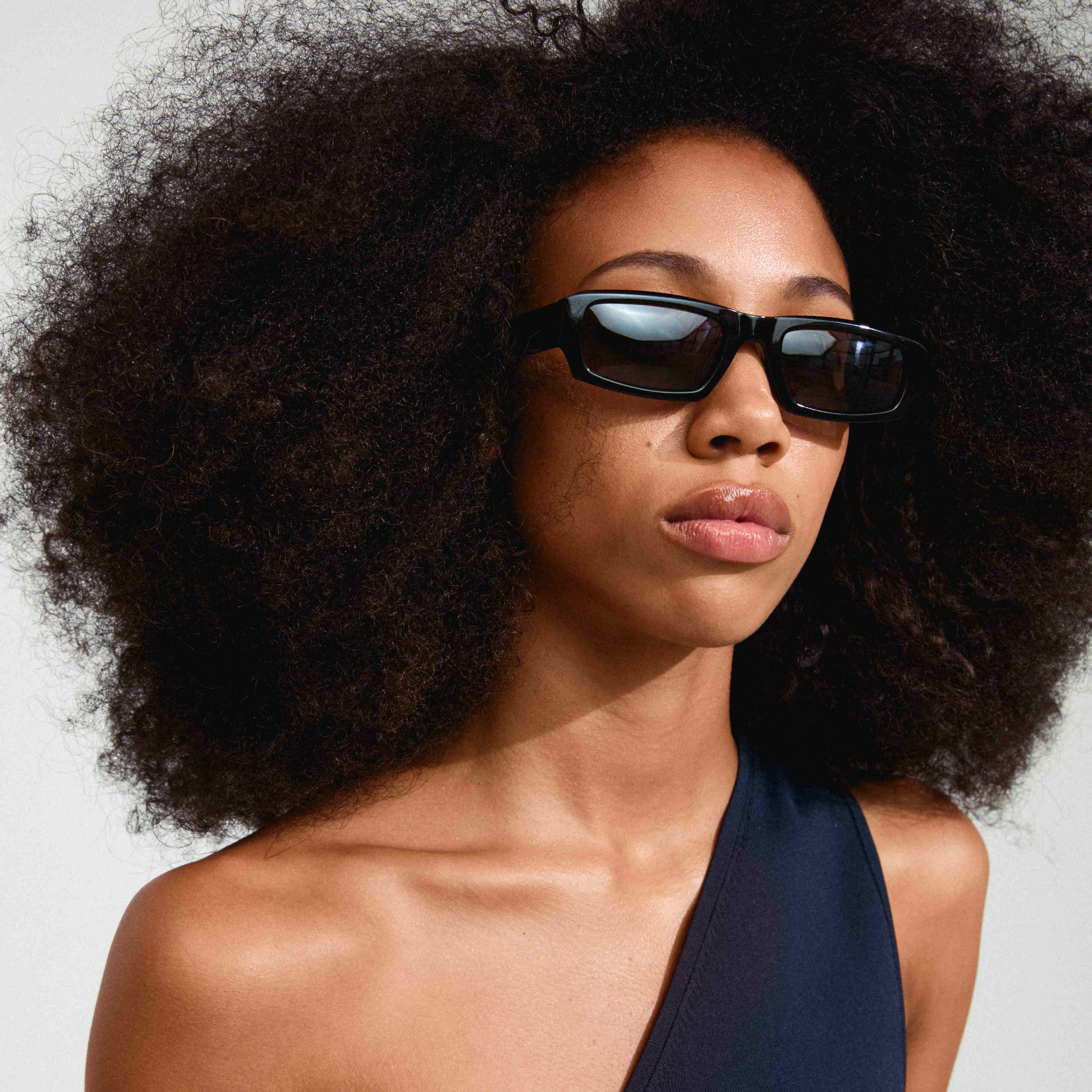 ALAYNA recycled sunglasses black - Image 2