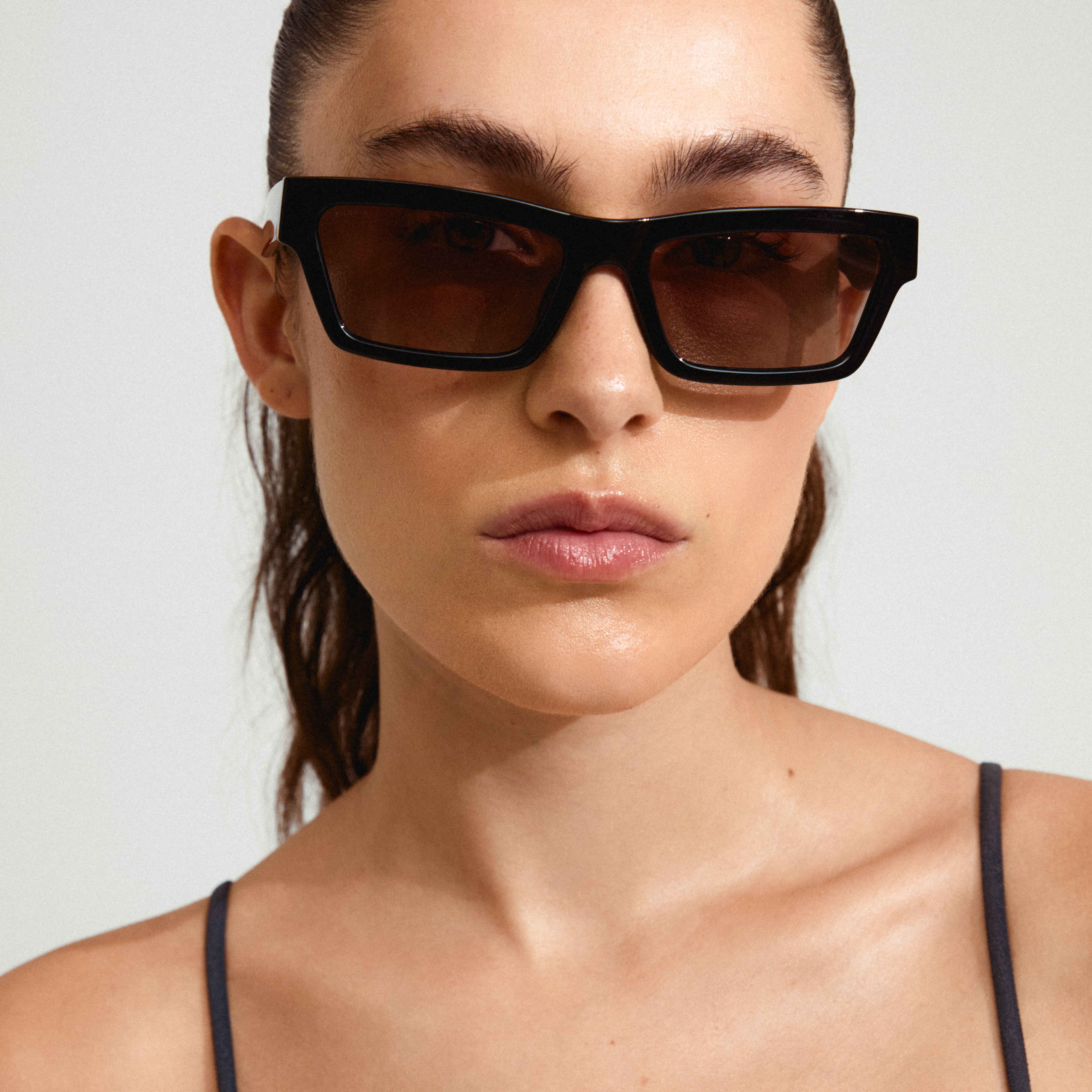 ASHLYN recycled sunglasses black - Image 4