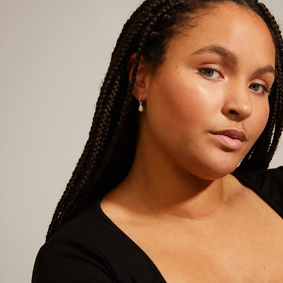 BERTHE Recycled Pearl Hoop Earrings - Image 5
