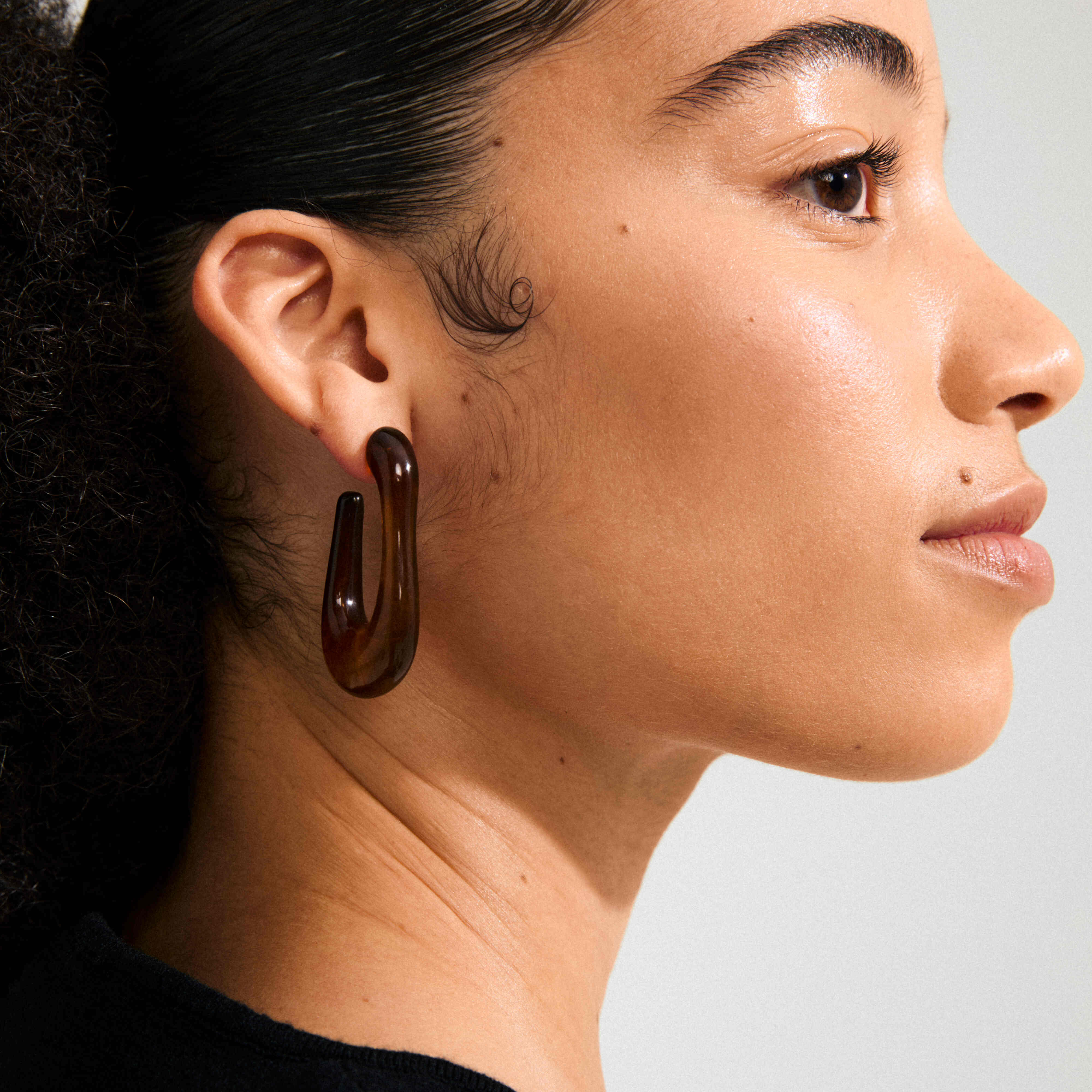 ELIJAH recycled acrylic hoop earrings brown - Image 2