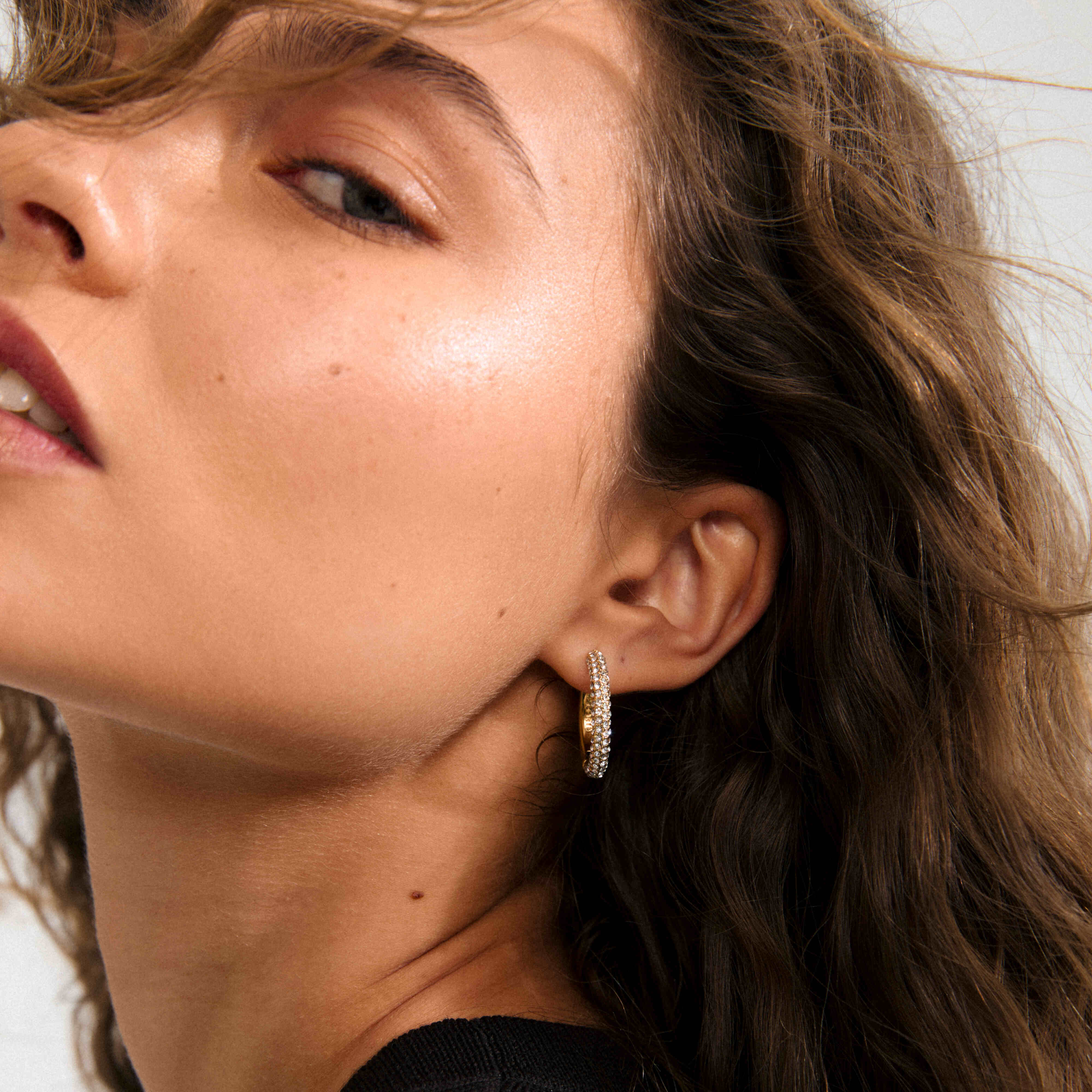 TATUM recycled large crystals hoop earrings 24 mm - Image 2