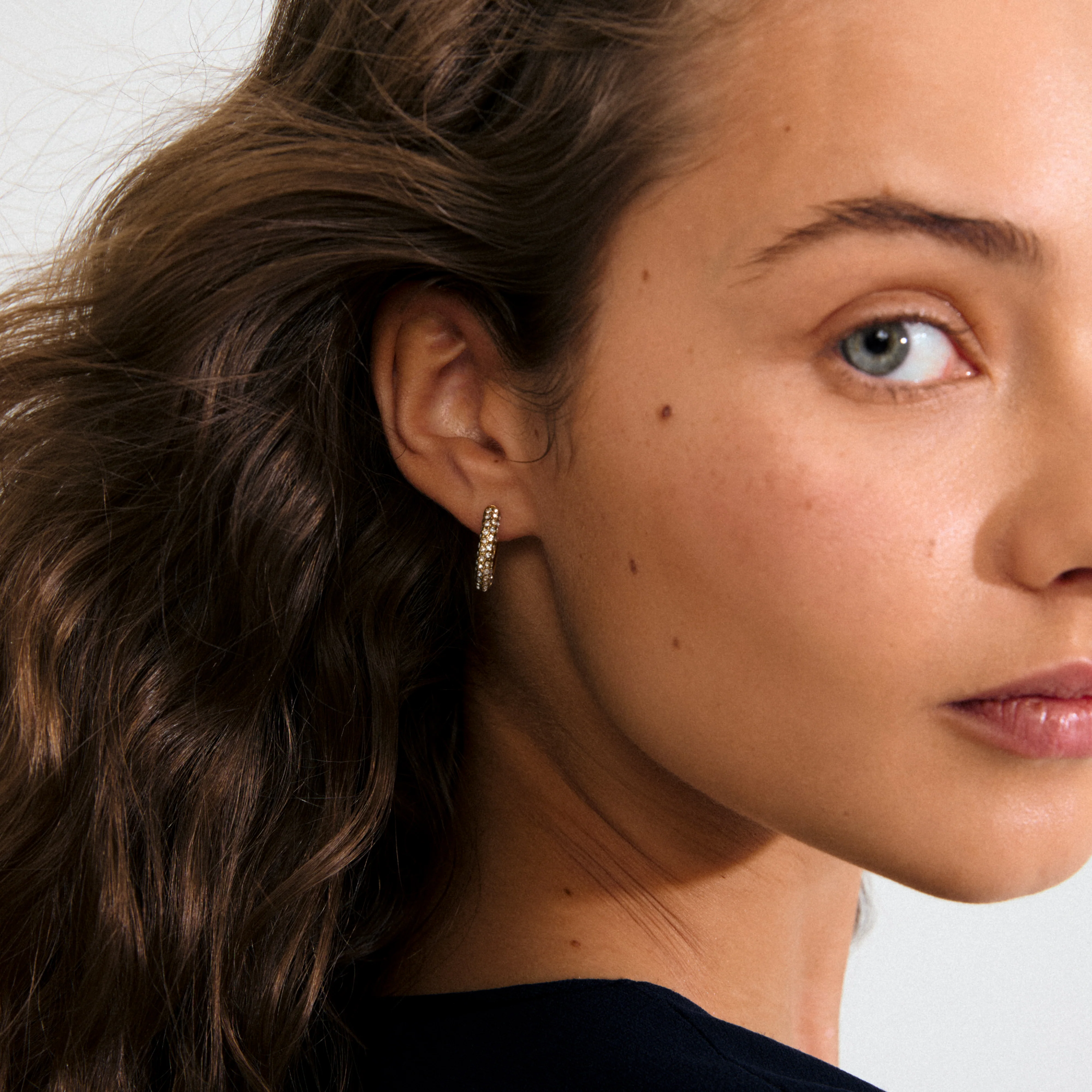 TATUM recycled medium crystals hoop earrings 18 mm - Image 2