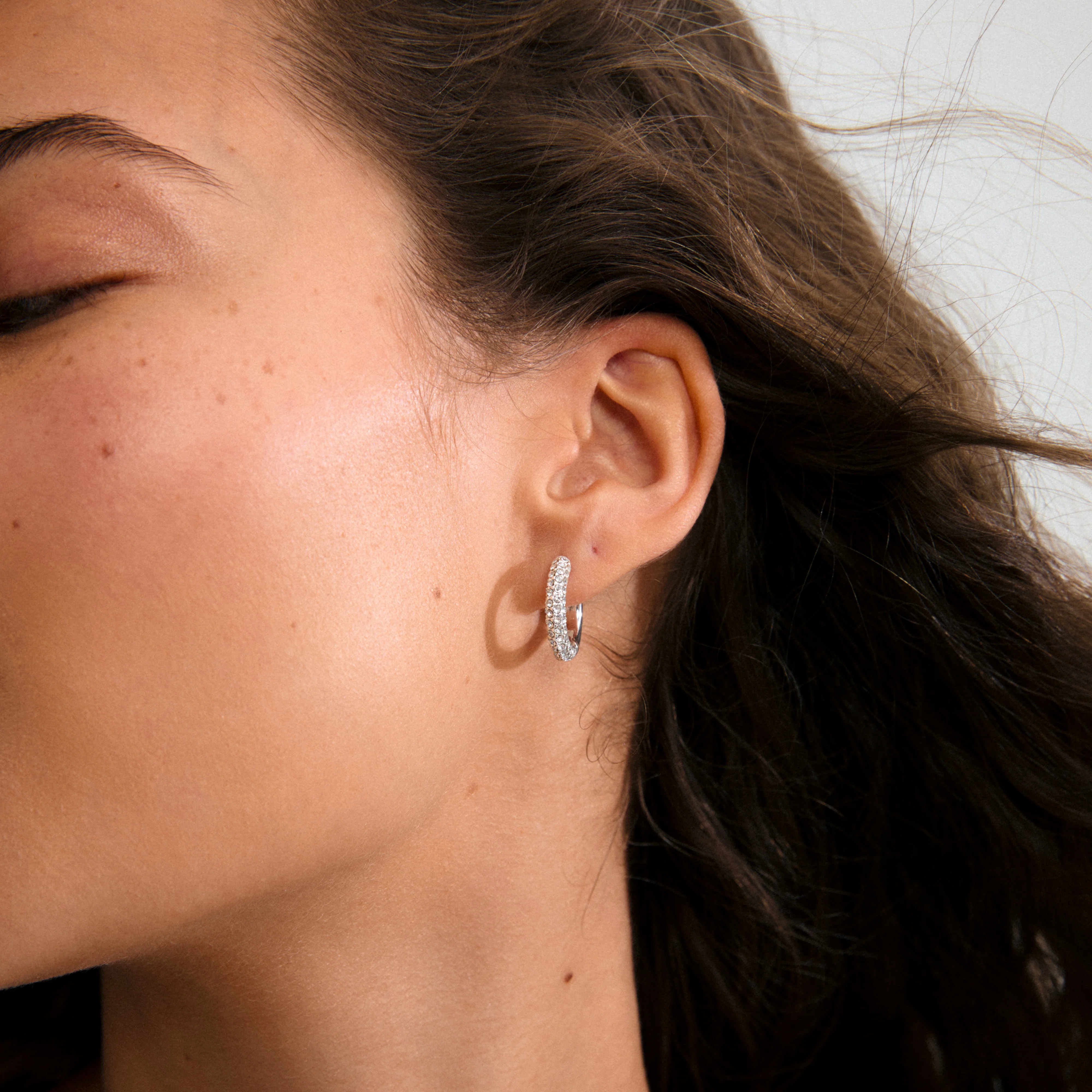 TATUM recycled medium crystals hoop earrings 18 mm - Image 5