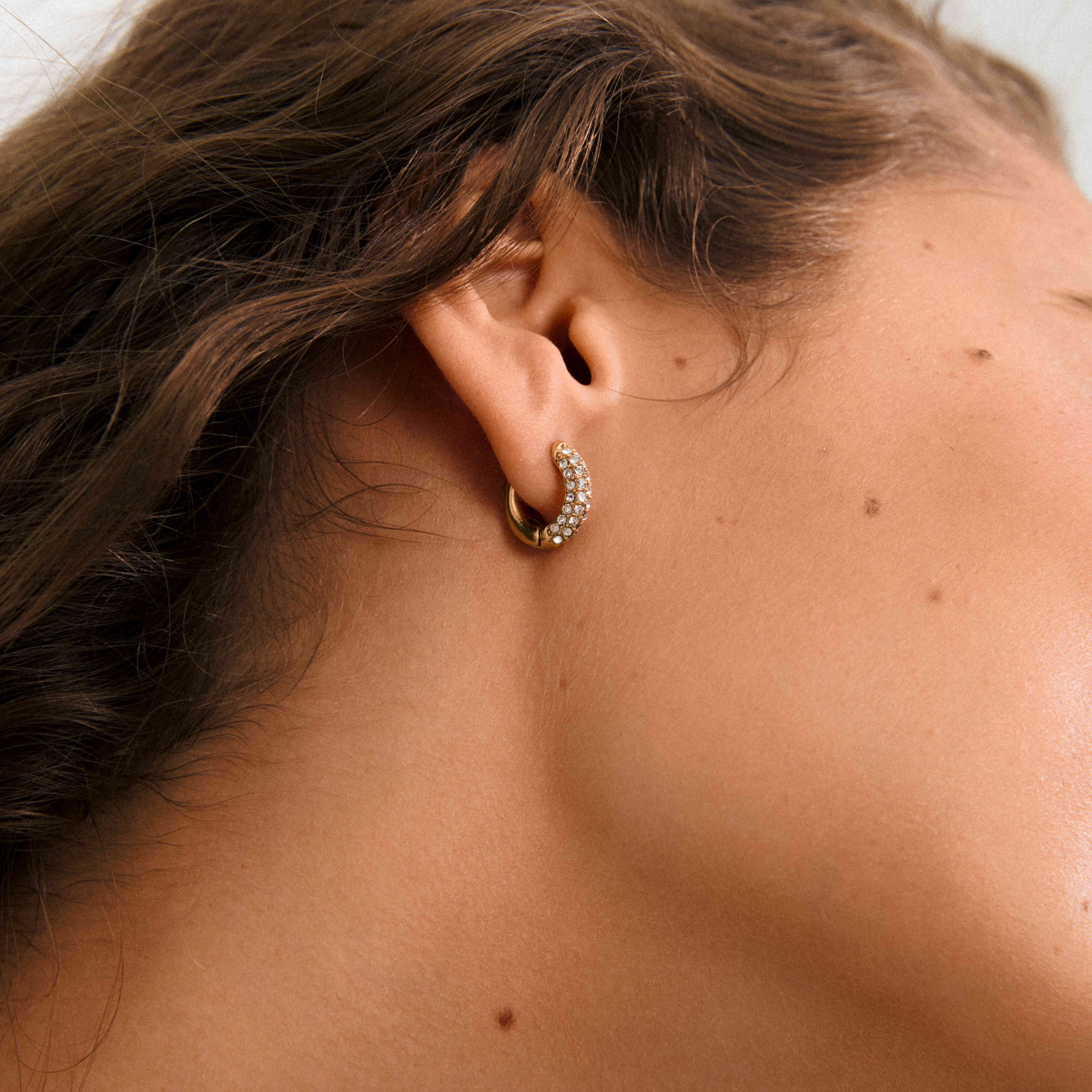 TATUM recycled small crystals hoop earrings 14 mm - Image 3